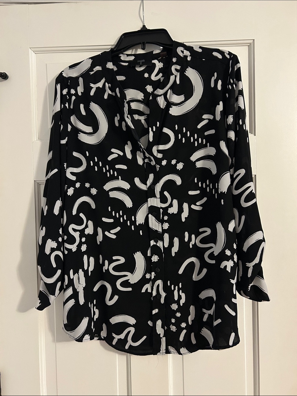 Tahari Black and White Abstract Button-Front Blouse with ruched sleeves Large